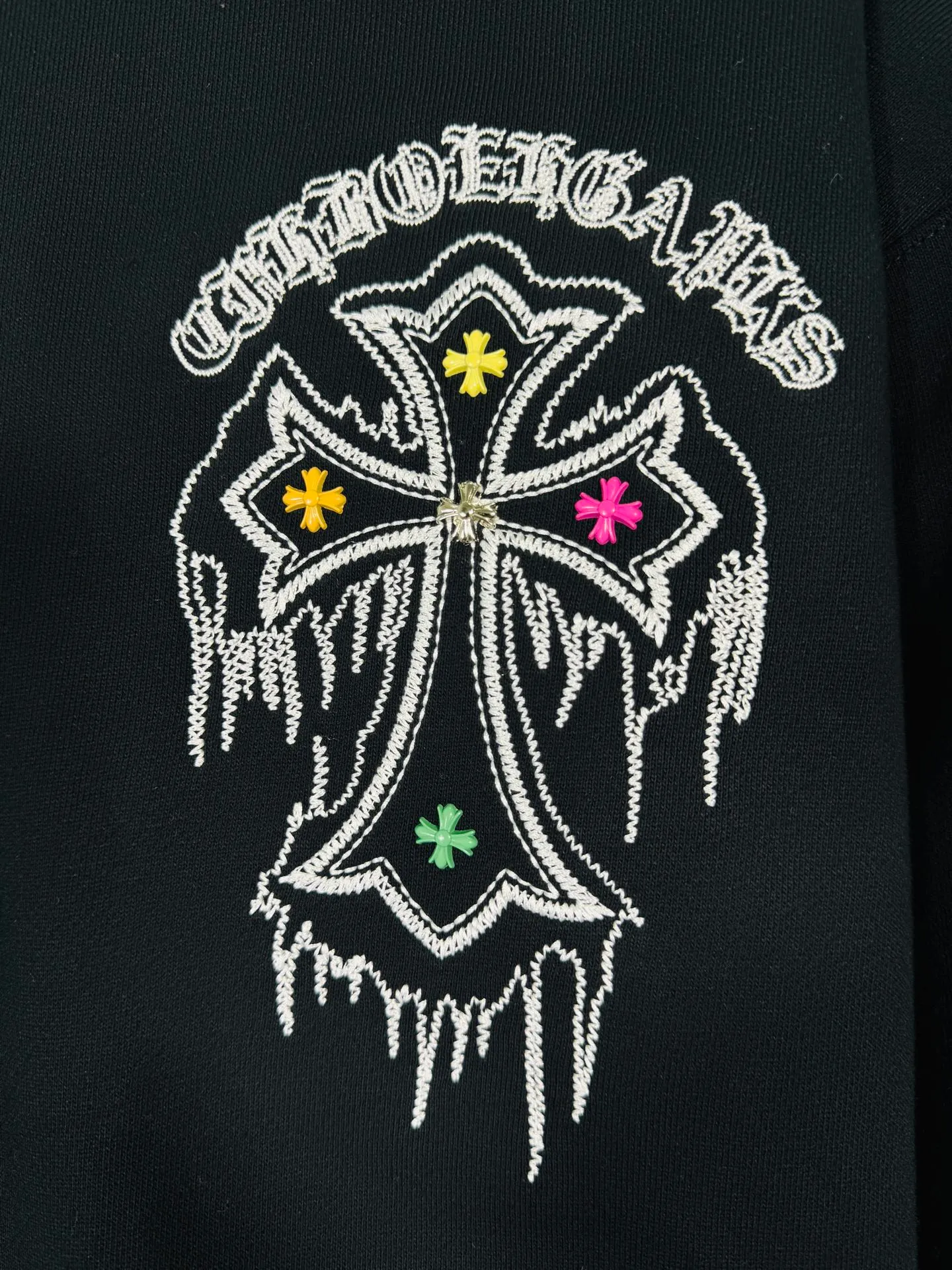 P260 top version, real shot without P, ​​different from market currency) 𝗖𝗵𝗿𝗼𝗺𝗲 𝗛𝗲𝗮𝗿𝘁𝘀/Cro Heart 2025 washed patch embroidery autumn and winter new original single counter American laser burnt 3D three-dimensional color embroidered couple casual sweatshirt 👑The highest version! Customized fabric 430g tripe terry fabric! American acid-washed and distressed original fabric laser burnt ✟appliqué embroidery and exquisite embroidery of letters! The best-selling model in the counter, very comfortable to wear. Accessories: original molded and authenticated collar label➕100% silk wash label. Genuine purchase-grade original hangtag➕matching hanging rope➕3D hanging beads➕original packaging bag. Craftsmanship: The original version has consistent wiring! The highest version of the armhole matching technique! Color: White Black Size: S M L XL Style Number: 25-355